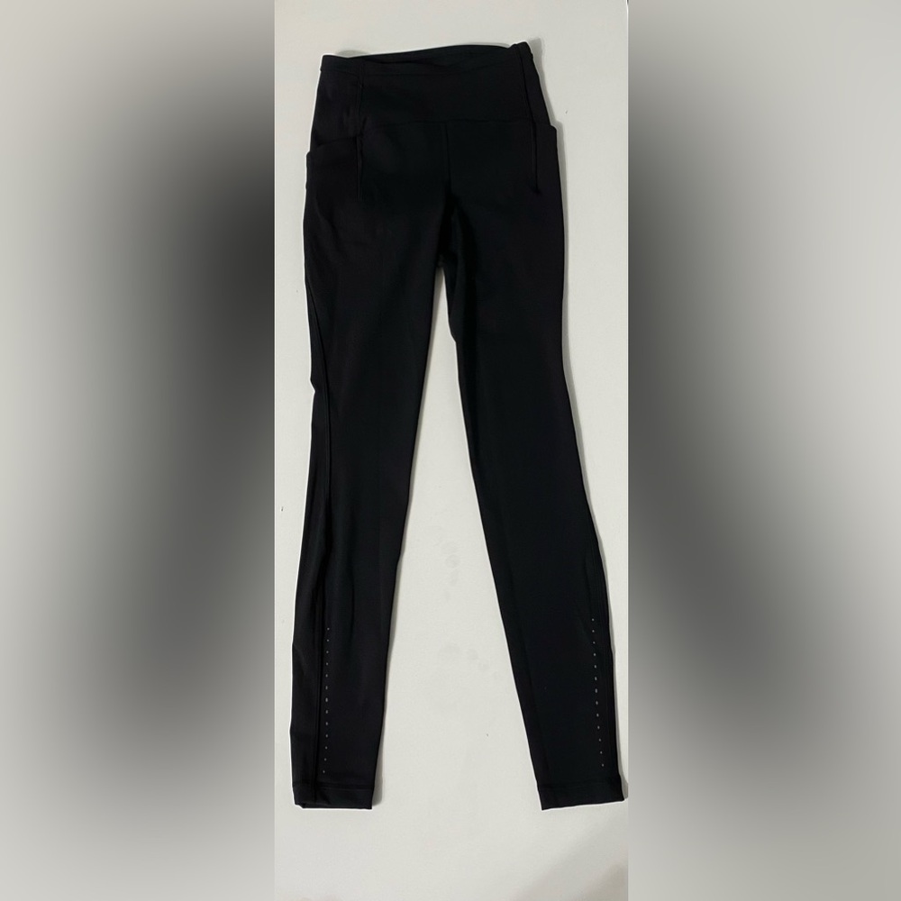 Black align lululmeon leggings zippers and side pockets very comfortable & soft